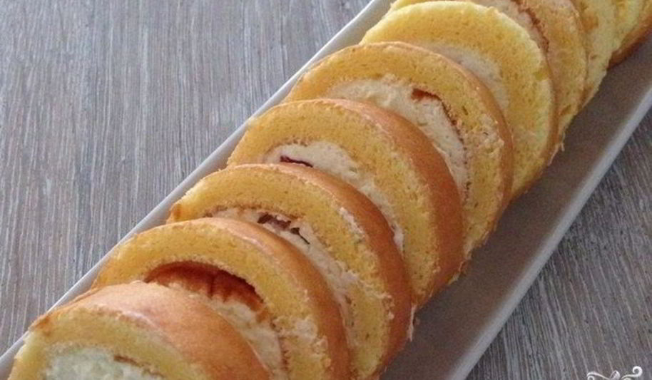 Рецепт бисквитного рулета с брусничным суфле