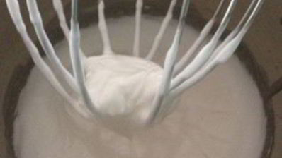 бисквитный рулет с брусничным суфле