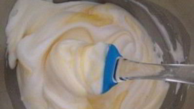 бисквитный рулет с брусничным суфле