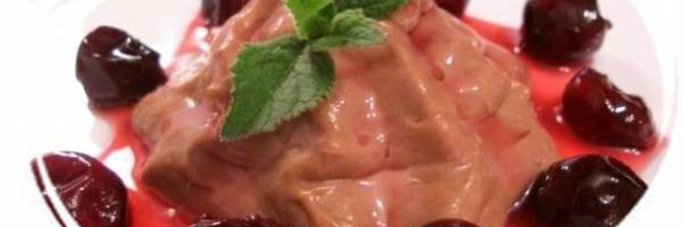 Быстрое шоколадное суфле с вишневым соусом