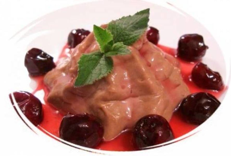 Быстрое шоколадное суфле с вишневым соусом