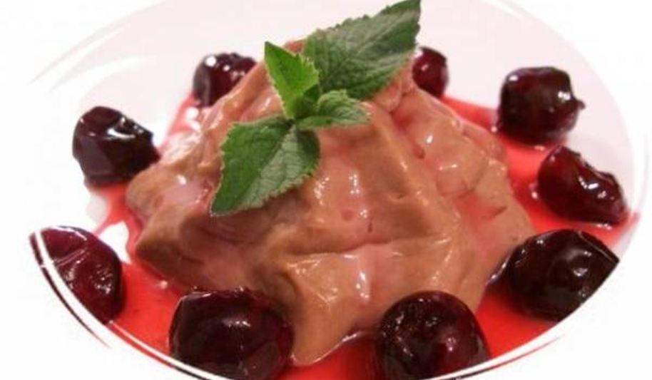 Рецепт быстрого шоколадного суфле с вишневым соусом