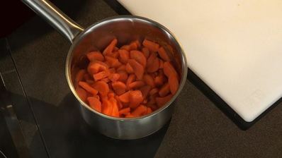 куриное суфле с апельсиновыми цукатами на морковном пюре