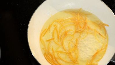 куриное суфле с апельсиновыми цукатами на морковном пюре