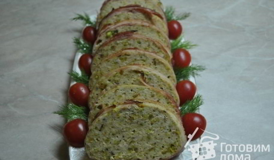 Рецепт куриного суфле с фисташками в беконе