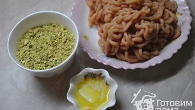 куриное суфле с фисташками в беконе