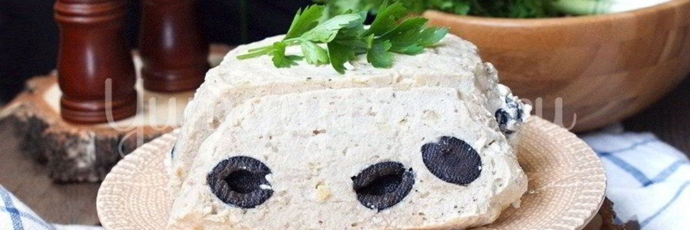 Куриное суфле с оливками на пару в мультиварке