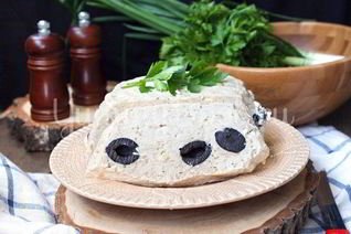 Куриное суфле с оливками на пару в мультиварке