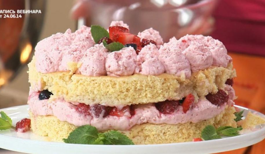 Рецепт миндального бисквита под ягодным суфле