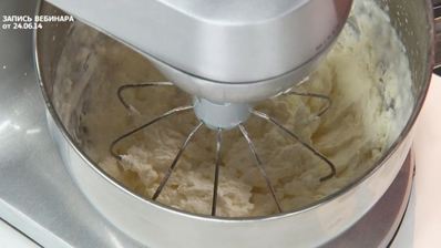 миндальный бисквит под ягодным суфле