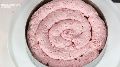 миндальный бисквит под ягодным суфле