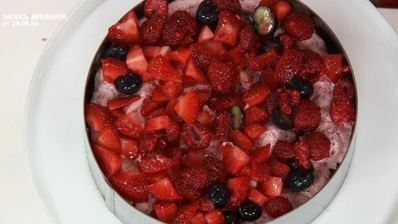 миндальный бисквит под ягодным суфле