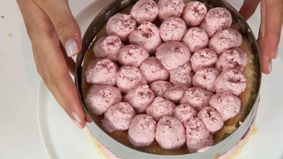 миндальный бисквит под ягодным суфле