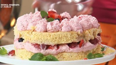 миндальный бисквит под ягодным суфле