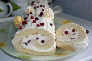Рулет с суфле и брусникой