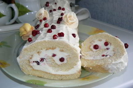 Рулет с суфле и брусникой