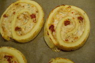 Рулет-суфле с пармезаном и вялеными томатами