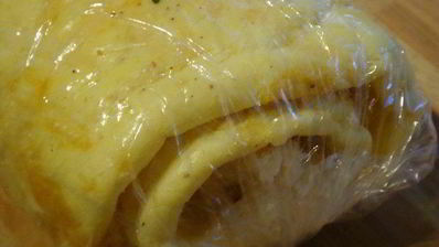 рулет-суфле с пармезаном и вялеными томатами