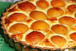 Сладкий киш с творожным суфле и абрикосами