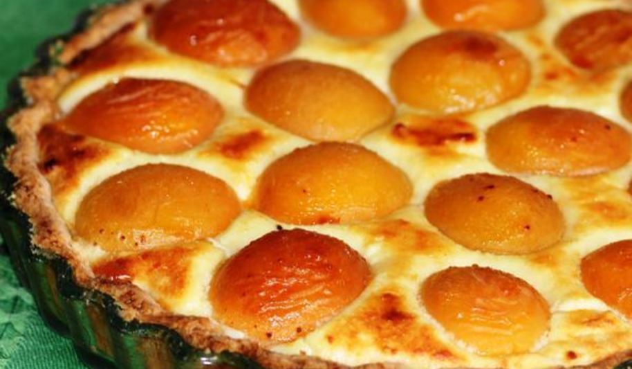 Рецепт сладкого киша с творожным суфле и абрикосами