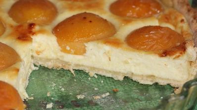 сладкий киш с творожным суфле и абрикосами