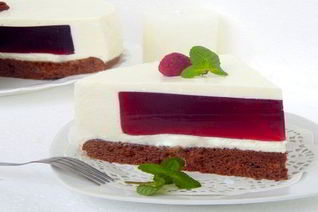 Сливочный торт-суфле с малиной