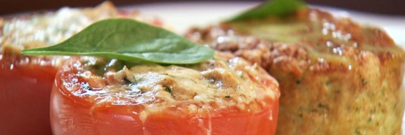 Суфле из трески с медово-горчичным соусом и запеченными помидорами