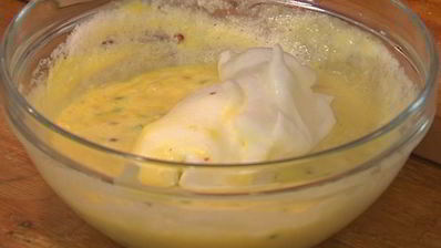 суфле с горошком, грюйером и розовым перцем