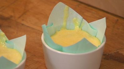 суфле с горошком, грюйером и розовым перцем