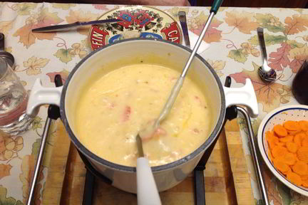 Сырное фондю с помидорами