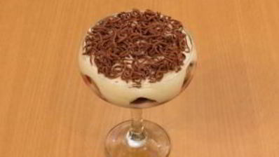 порционное тирамису с вишней и шоколадом