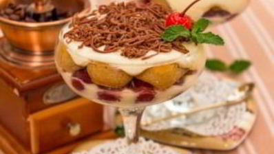 порционное тирамису с вишней и шоколадом