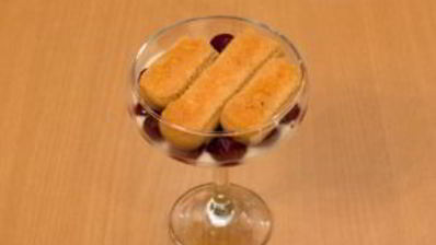 порционное тирамису с вишней и шоколадом