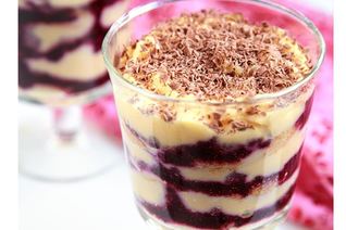 Тирамису с апельсиновым сиропом и черносмородиновым пюре