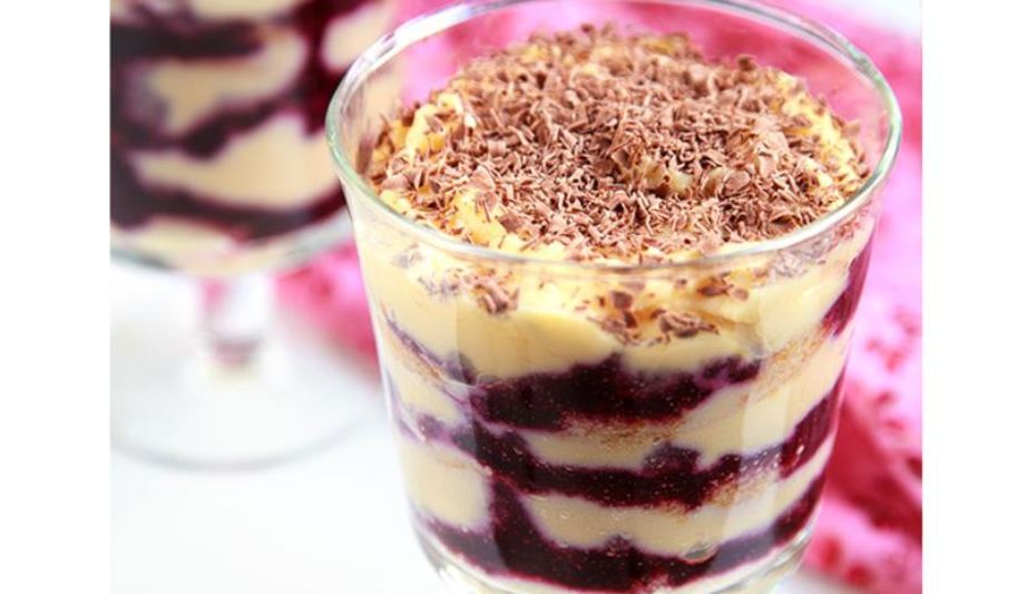 Рецепт тирамису с апельсиновым сиропом и черносмородиновым пюре