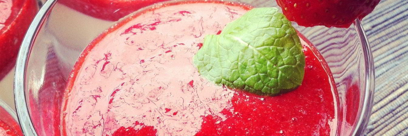 Ванильная панна-котта с клубничным соусом