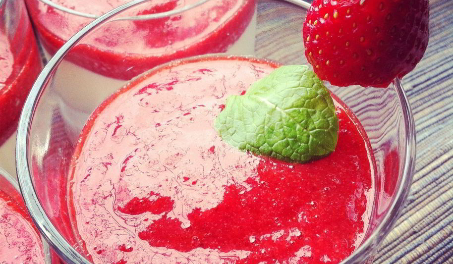 Рецепт ванильной панны-котты с клубничным соусом