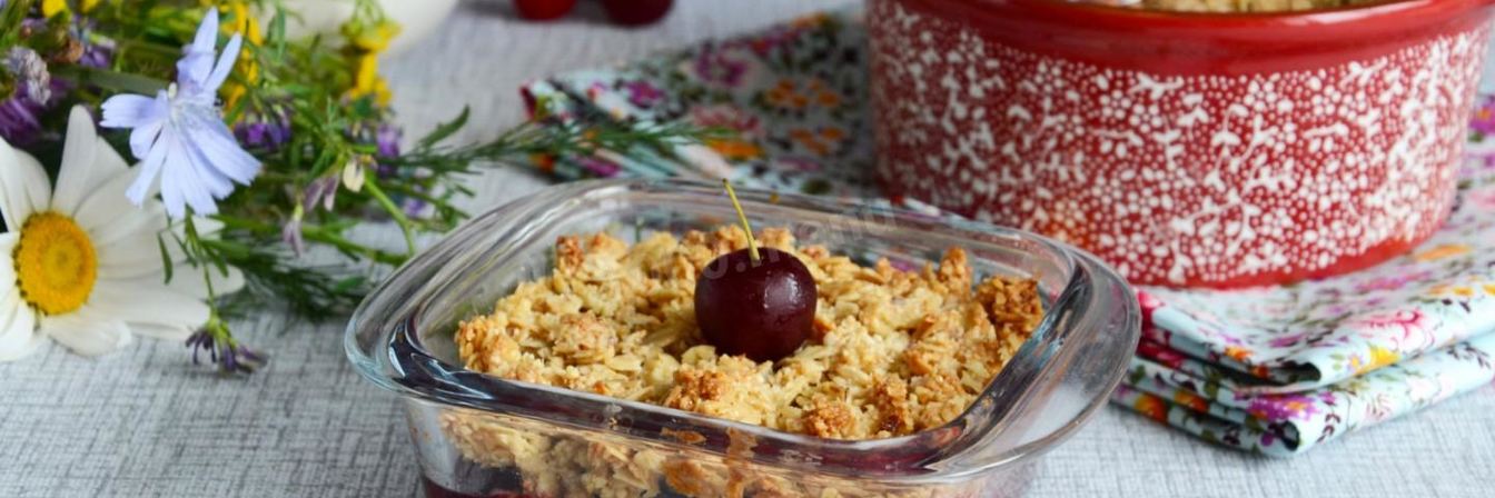 Вишневый крамбл с миндалем
