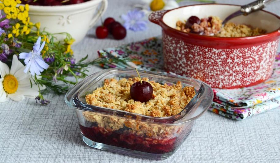 Рецепт вишневого крамбла с миндалем