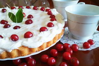 Бисквит с вишней и зефирным кремом