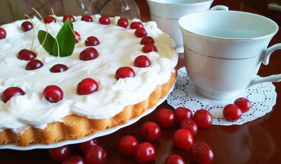 Рецепт бисквита с вишней и зефирным кремом