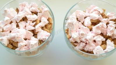 клубничный десерт с зефиром