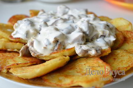 Драники из картошки с грибным соусом