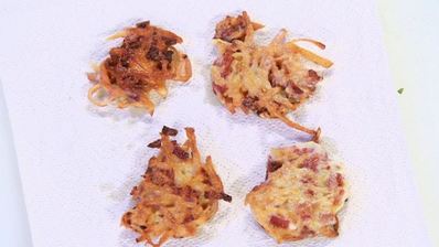 драники с колбасой и сырной пастой