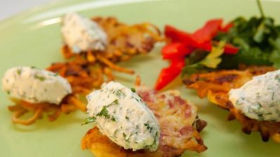 драники с колбасой и сырной пастой