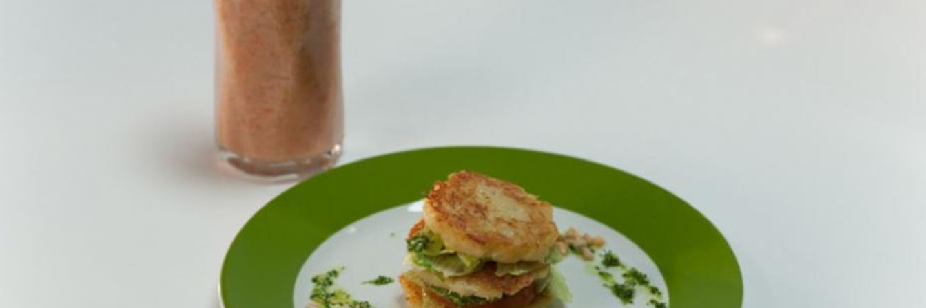 Драники с соусом из петрушки и томатный напиток