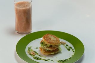 Драники с соусом из петрушки и томатный напиток