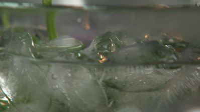 драники с соусом из петрушки и томатный напиток