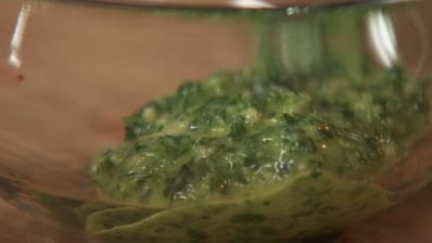 драники с соусом из петрушки и томатный напиток