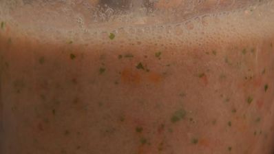 драники с соусом из петрушки и томатный напиток